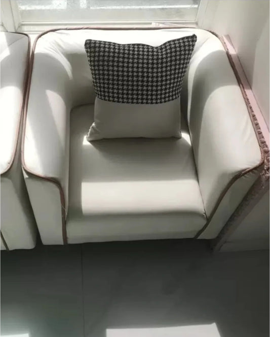 كنب حديث بتصميم عصري مريح.