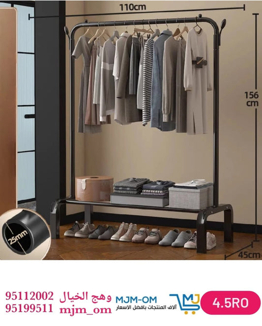 علاقة ملابس معدنية مع رف تخزين.