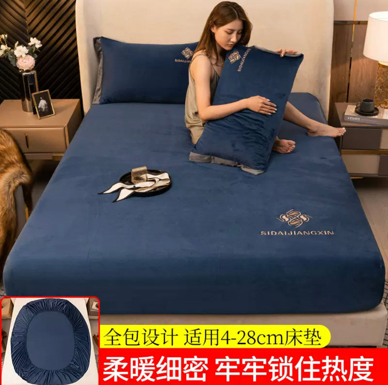 غطاء سرير مخملي مع زوج من اكياس الوسائد